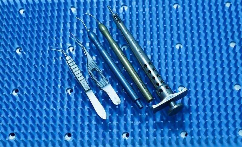 A set of eye-surgery tools displayed on a quality blue rubber package.